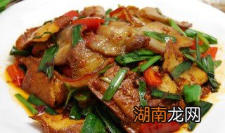 青蒜爆回锅肉如何做 怎么做青蒜爆回锅肉