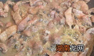 炒羊肉放酱油吗 炒羊肉放酱油吗怎么做