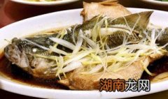 清蒸鲈鱼的做法怎么做最好吃 清蒸鲈鱼的做法怎么做最好吃视频