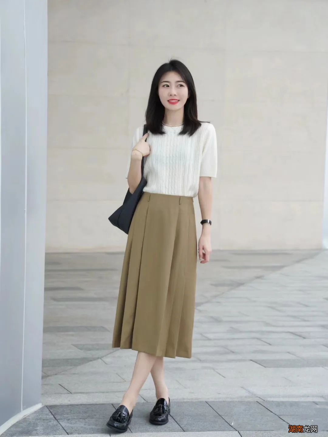 这是我见过最会穿“秋裙”的博主，优雅知性又气质，照着穿准美