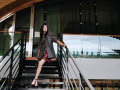 周冬雨亮相巴黎时装周 造型摩登率性