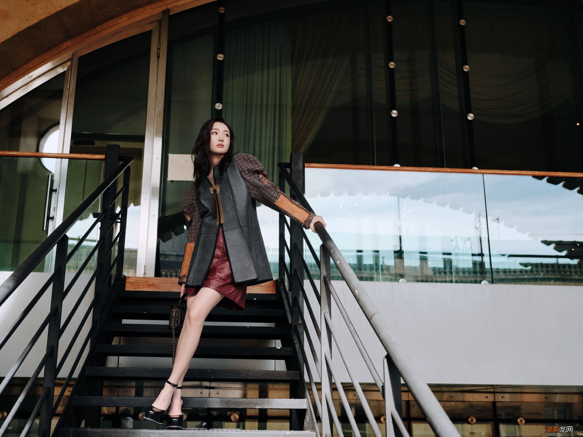 周冬雨亮相巴黎时装周 造型摩登率性