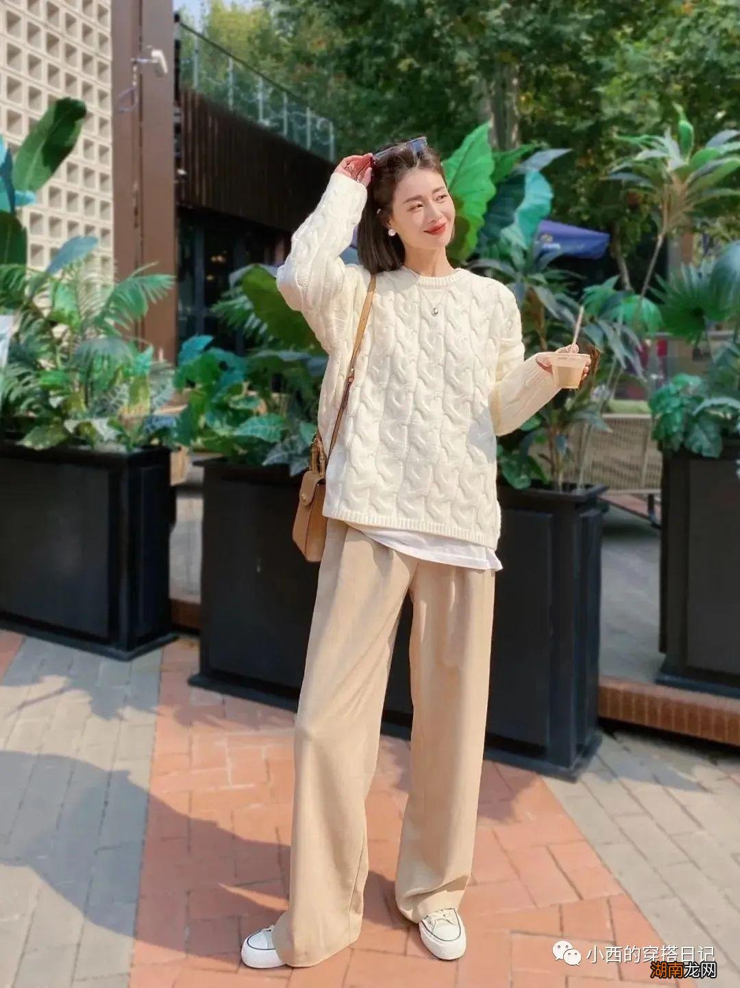 毛衣+阔腿裤，今年秋天最流行的搭配