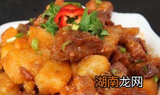 土豆片烧鸡腿的家常做法 土豆烧鸡腿的做法