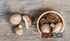 香菇焯水后隔夜能吃吗 能不能吃焯水的隔夜香菇