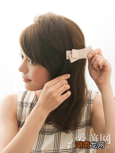 浪漫侧边扎发教程展现秋日浪漫感