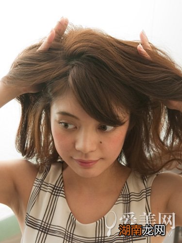 浪漫侧边扎发教程展现秋日浪漫感