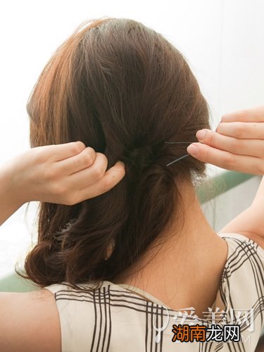 浪漫侧边扎发教程展现秋日浪漫感