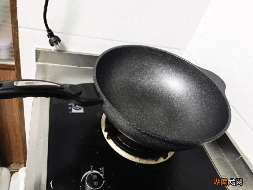 哪个更适合家庭使用 麦饭石炒锅和铁锅哪个更健康