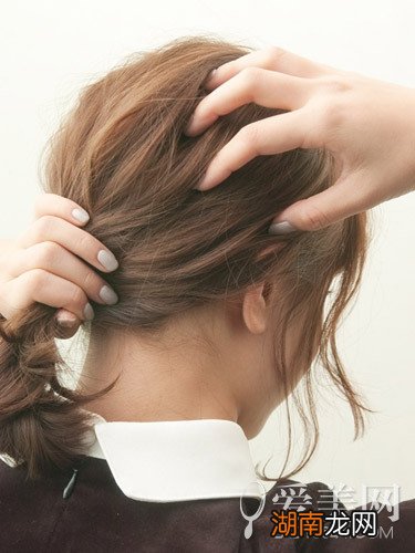 中短发怎么扎好看蓬松马尾更修颜