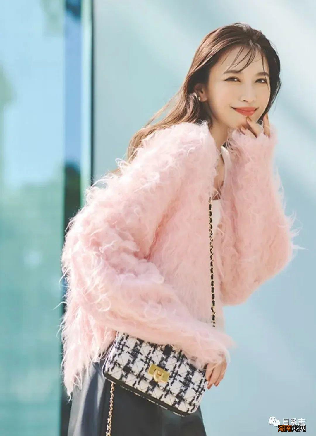 现在开始,时髦的你要被毛绒绒上衣包围啦!