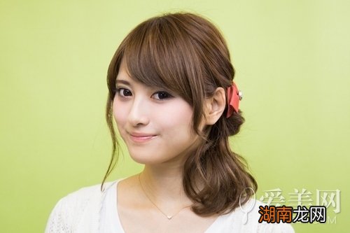 侧边马尾扎发教程扭转设计显甜美