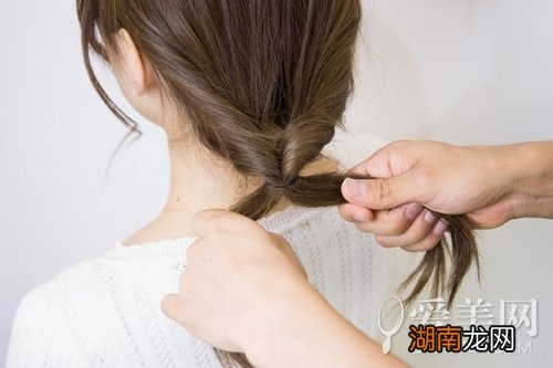 侧边马尾扎发教程扭转设计显甜美
