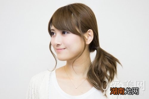 侧边马尾扎发教程扭转设计显甜美