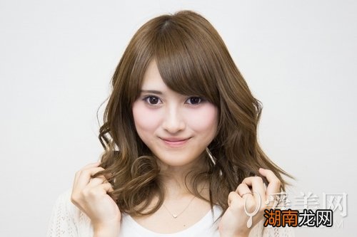 侧边马尾扎发教程扭转设计显甜美