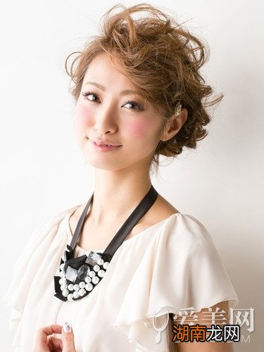 波波头怎么扎好看时尚感蓬松扎发