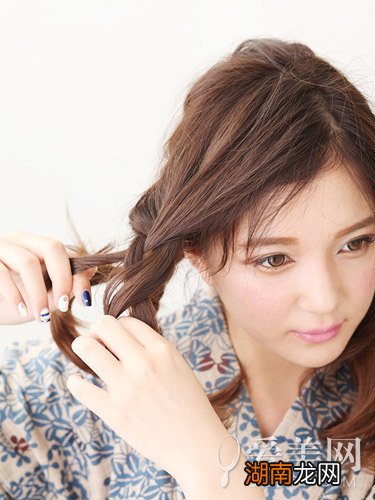 三分钟侧边编发打造花朵般的美丽