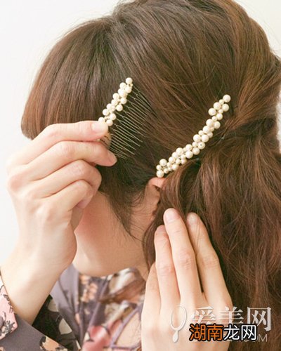 马尾怎么扎好看侧扎+发饰最甜美