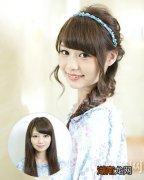 侧编发清纯甜美搭配迷你辫更俏皮