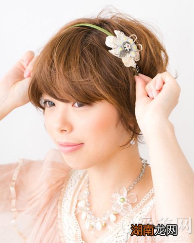 日系短发扎发发型搭配发箍显气质