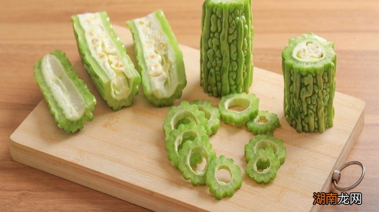 苦瓜榨汁的功效与作用 新鲜苦瓜榨汁喝的功效与作用