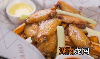 西餐的正确吃法 西餐的正确吃法左手拿叉还是刀