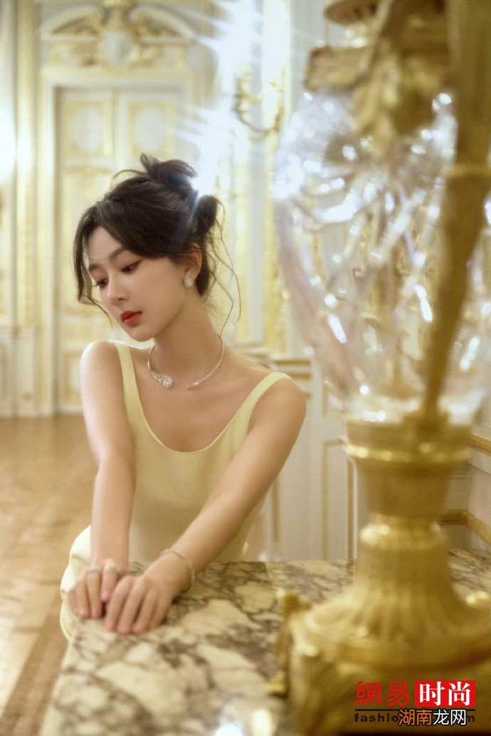 杨紫穿露背礼服优雅温柔