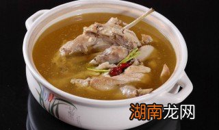 清炖鸡汤的家常做法 清炖鸡汤的家常做法简单介绍