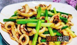 蒜苔炒鱿鱼的家常做法视频窍门 蒜苔炒鱿鱼的家常做法