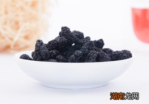 桑葚干泡水好还是干吃好 桑葚干泡水还是干吃好鹿晗