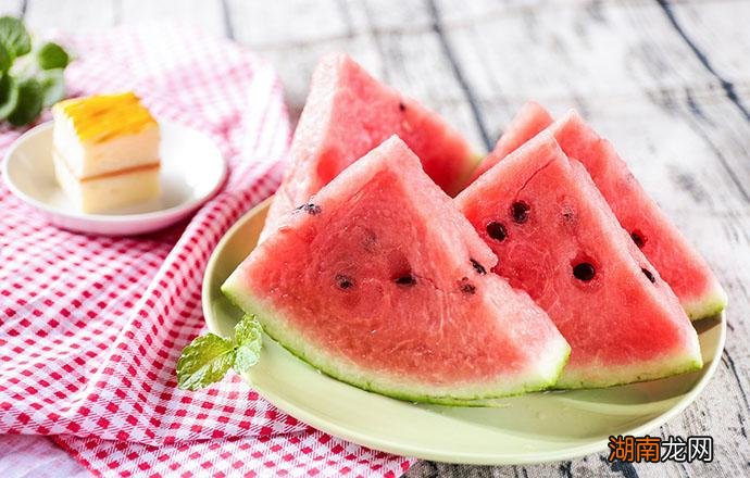怎么选西瓜才好吃 西瓜吃多了有什么危害