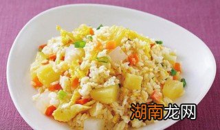 胡萝卜鸡蛋菠萝炒饭