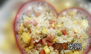 猪肉胡萝卜菠萝炒饭