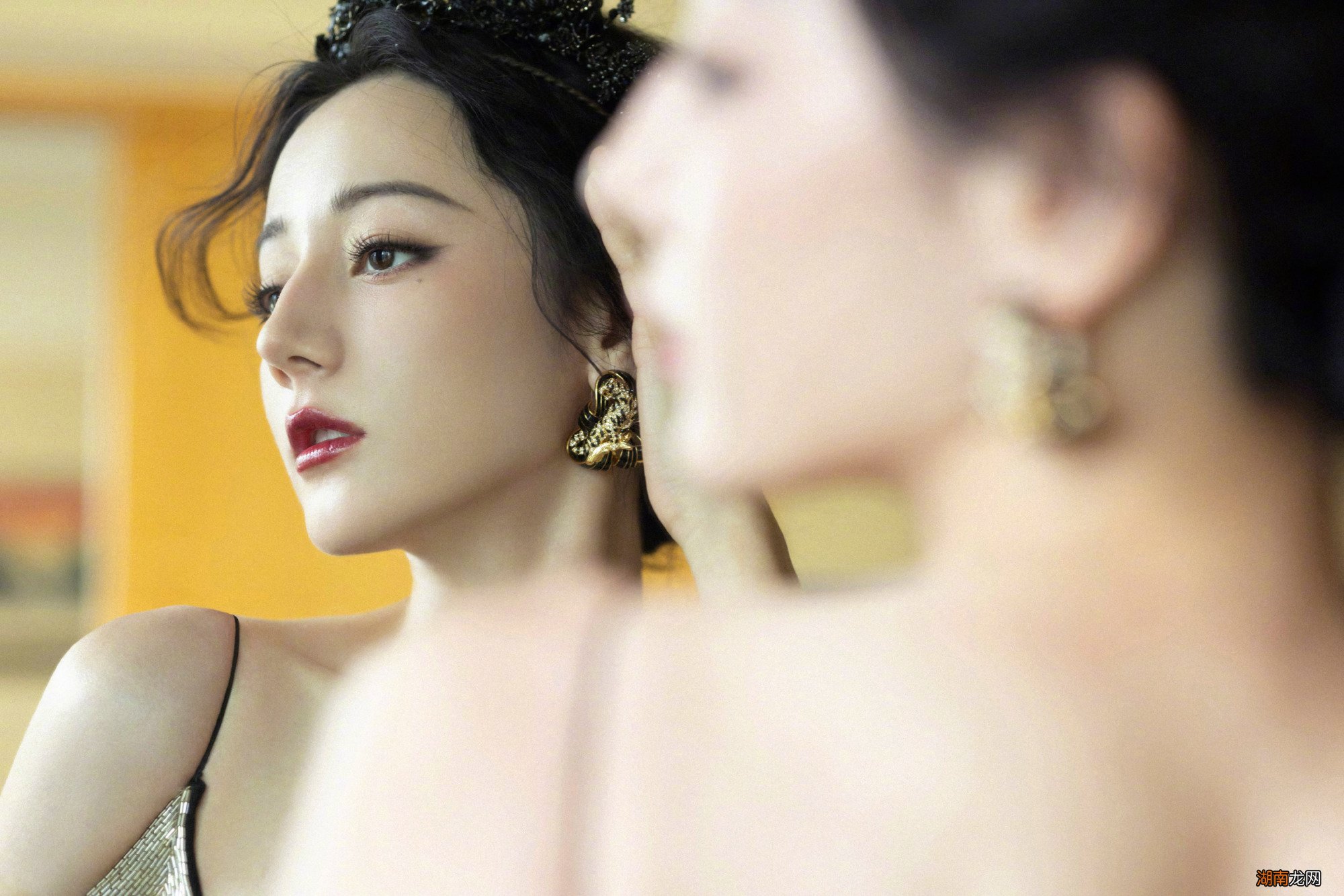 迪丽热巴鎏金裙造型明艳优雅