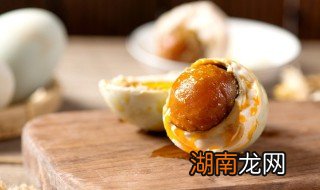 腌咸鸡蛋臭了是咋回事 为什么腌咸鸡蛋会臭