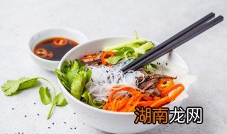 烫米线的正确方法视频 米线店烫米线过程