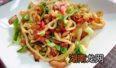 泡菜五花炒乌冬面怎么做的 泡菜五花炒乌冬面怎么做