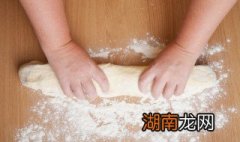 一斤面粉放多少酵母粉和水 一斤面粉放多少酵母粉