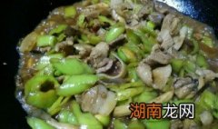 鲜蘑菇炒辣椒做法? 鲜蘑菇炒辣椒做法视频