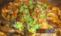 炖黑米鱼怎么做 怎么做炖黑米鱼