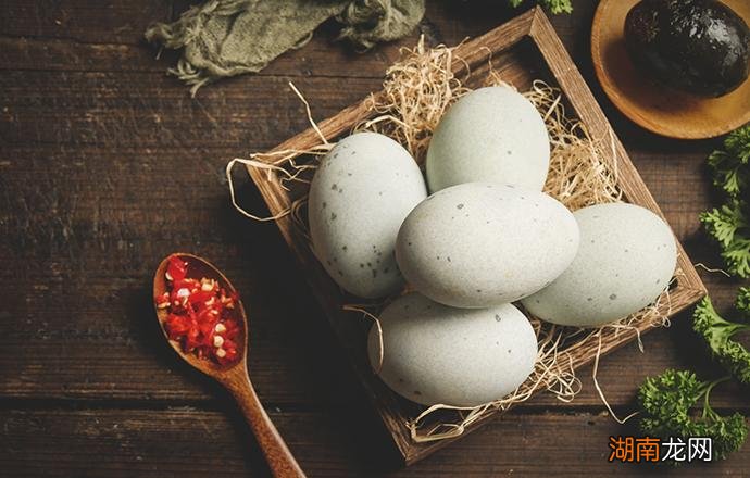 吃皮蛋中毒后怎么办 吃皮蛋中毒有哪些症状