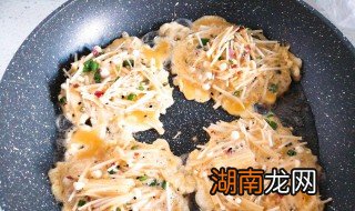 如何做金针菇鸡蛋饼