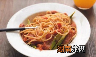 芦笋煎香肠意面怎么做 芦笋煎香肠意面