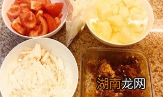 土豆烩金针菇如何做 土豆烩金针菇做法介绍