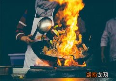 炒茄子要放多少油 炒茄子要不要去皮