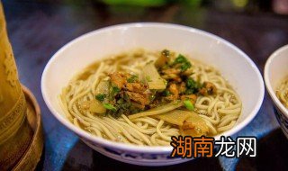 雪菜笋丝面的做法 雪菜笋面