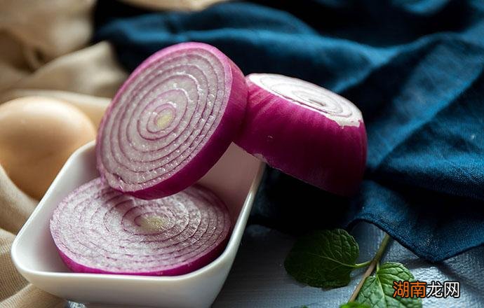 洋葱吃生的还是熟的好 洋葱熟了吃还是生吃好