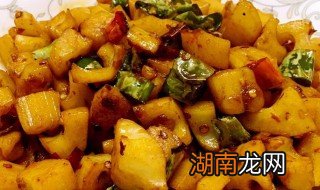 辣炒藕丁如何做 做藕丁的步骤