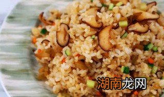 香菇酱蛋炒饭怎么做 怎么制作简单的香菇滑蛋酱油拌饭
