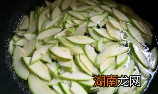 西葫芦用水焯多长时间 西葫芦焯水几分钟熟